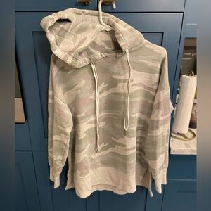 Aerie Women’s S Small Hoody Pullover Grey Gray Green Camo Hoodie Side slit